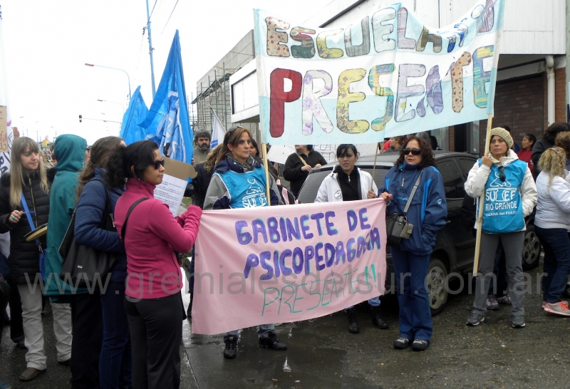 Docentes de la Escuela Nº 10 y del Gabinete de psicopedagogía en la marcha de estatales