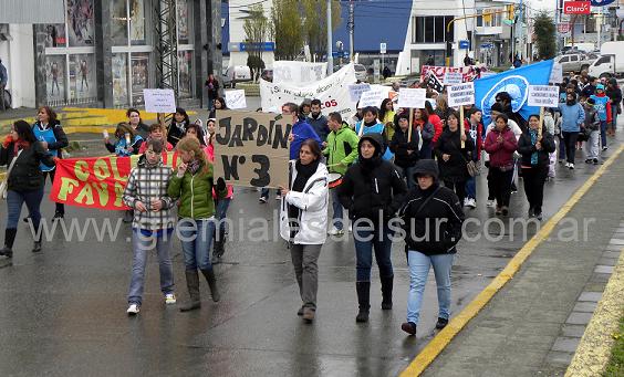 Docentes en la movilización que se realizó en Río Grande