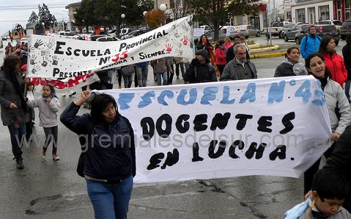 Docentes de diversas Escuelas en la movilización de Río Grande 