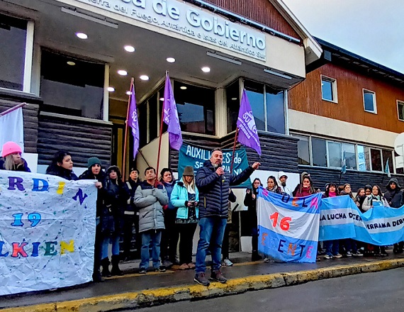“El problema principal en la Argentina, de punta a punta, es que la docencia es pobre. Esto es uno de los temas a resolver prioritariamente”, remarcó Horacio Catena frente a la Casa de Gobierno en Ushuaia.
