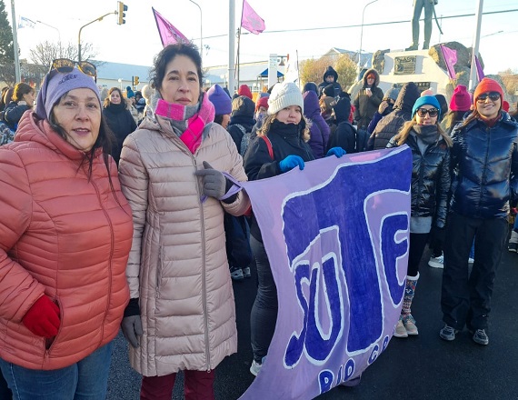 “Cada aumento que nosotros podemos lograr a través de la lucha como sector, vemos que se la llevan unos pocos”, resaltó Adriana Soria, en el marco de la desobligación realizada en Río Grande.