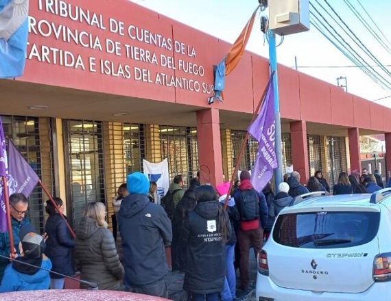 Los Vocales del Tribunal de Cuentas de Tierra del Fuego, Hugo Pani y Miguel Longhitano, son repudiados por APOC, por ejercer prácticas desleales y contrarias a la ética de las relaciones profesionales.
