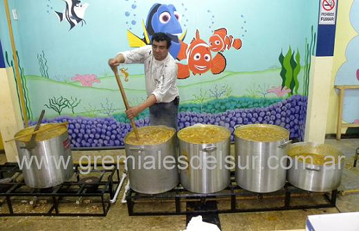 Muchas horas de trabajo demandó la preparación del locro