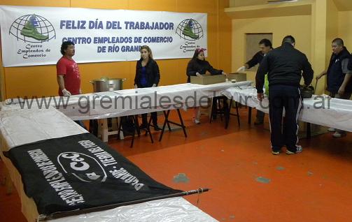 La entrega del locro también se efectuó en el gimnasio del CEC