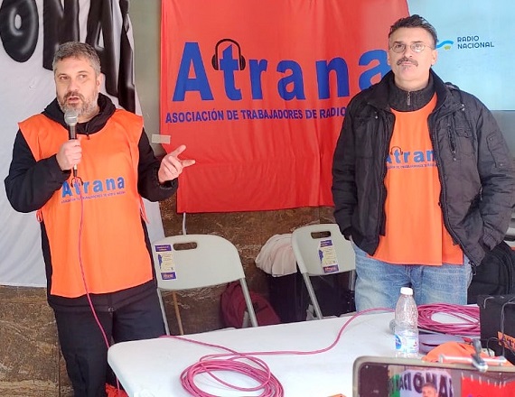 “Los compañeros precarizados tienen que pasar a planta permanente de manera urgente, ahora, en octubre, sin más dilación; porque si no pasan a planta, quedan servidos para que en enero estén todos en la calle”, advirtió Cecilia Bari.