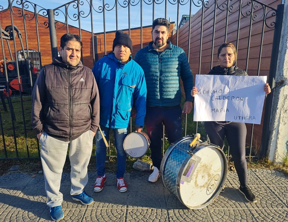 “Calderón dice que defiende a los trabajadores pero hace todo lo contrario, son una mafia, porque complotó con la empresa para que a nosotros nos echaran”, remarcó Elvira Patiño, una de las Delegadas despedidas de Angus Catering.
