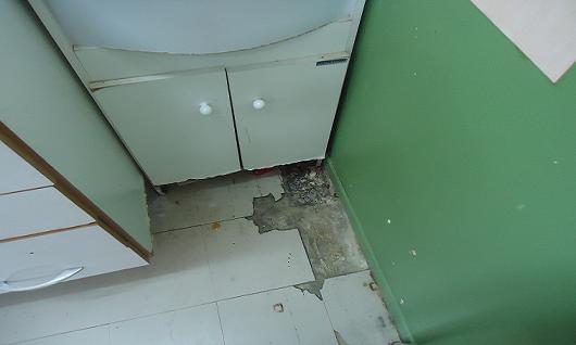 Pisos rotos en el Centro Infantil Integrado