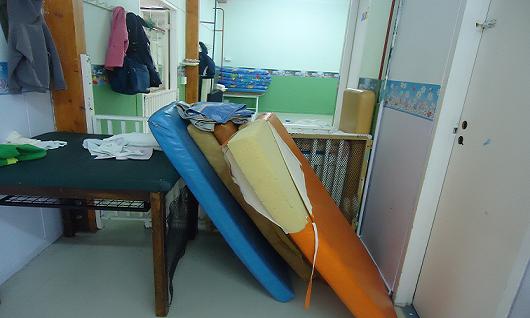 Colchonetas deterioradas en el Centro Infantil Integrado