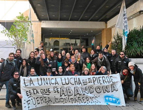 La policía retiró las vallas que había levantado en las dos sedes de la Agencia Télam y los trabajadores anunciaron que, tras 128 días, levantaron los acampes y volvieron a trabajar el miércoles 10 de julio.