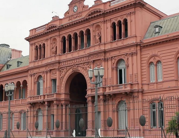 La Ley Bases, en el Capítulo IV del anexo, permite flexibilizar la posibilidad de despedir empleados estatales que están bajo el régimen de la denominada “planta permanente” que permitía proteger la estabilidad laboral.