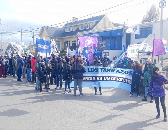 En la manifestación realizada frente a las oficinas de Camuzzi Gas del Sur en Río Grande, se reclamó por la estatización de la distribución de los servicios públicos, y se repudió los tarifazos del Gobierno de Milei.