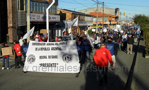 Gremios enrolados en la CGT en la movilización en Río Grande