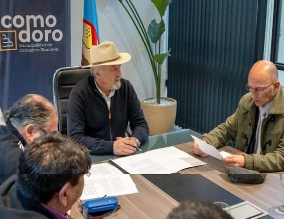 Los representantes del SOEM y del Personal Jerárquico (APJ) de Comodoro Rivadavia, firmaron un aumento salarial del 18%, que será distribuido durante los meses de mayo (5%), julio (5%), y septiembre (7%), acumulado.