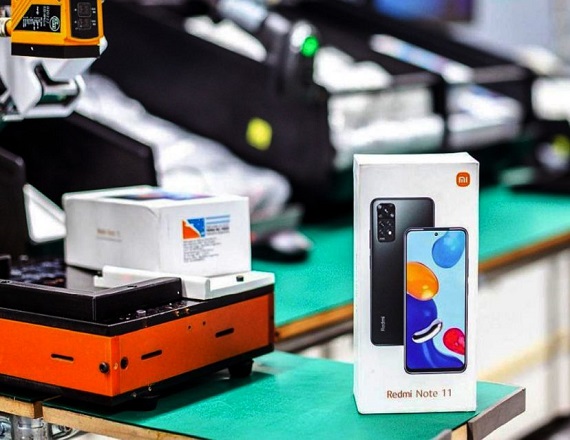 Adorni informó que, adicionalmente, se bajarán los impuestos internos que pagan los celulares, televisores y aires acondicionados importados del 19% al 9,5%, y para los producidos en Tierra del Fuego, la reducción será del 9,5% al 0%.