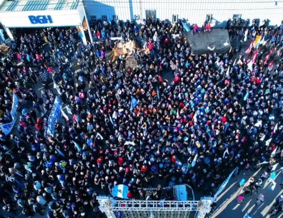 Alrededor de 2.500 trabajadores se congregaron frente a la empresa BGH donde fue contundente el rechazo a los anuncios del Gobierno de Milei que atentan contra la industria nacional en general, y la industria fueguina en particular.