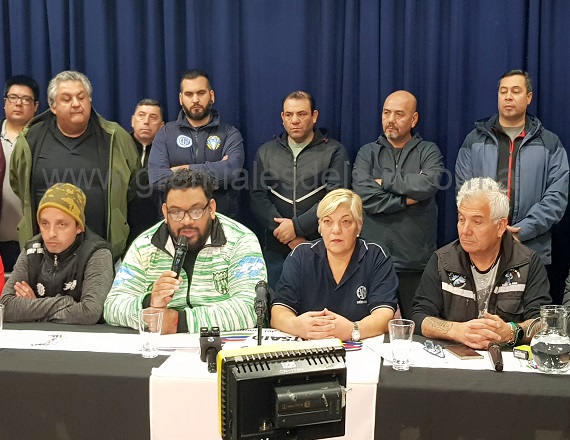 “Ratificamos de manera indeclinable el paro para el día de mañana en toda la provincia de Tierra del Fuego”, señaló el Vocero de la CGT Regional Río Grande, Guillermo Vargas, en conferencia de prensa brindada en la sede del SATSAID.
