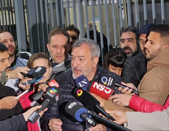 “No se trata de un hecho aislado, forma parte de una escalada de violencia que busca acallar las voces que se levantan contra el ajuste, el autoritarismo, y la entrega de nuestra soberanía”, remarcaron desde ATE Río Grande.
