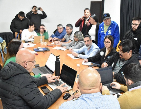 ATE rechazó las propuestas del Gobierno provincial y advirtió que, de no obtener respuesta favorable, se adoptarán medidas de acción directa. Se solicitó nuevo cuarto intermedio para el jueves 29 de mayo.