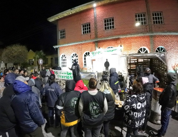 ATE anunció que las medidas de fuerza continuarán hasta que haya una propuesta salarial digna y un canal de diálogo real con el Ejecutivo. Fotos ATE Santa Cruz.