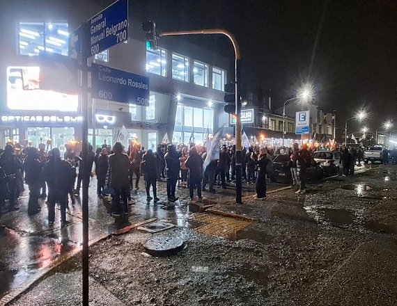 El conflicto mantiene en vilo todavía a toda la comunidad trabajadora de Tierra del Fuego, luego de una heroica huelga por tiempo indeterminado de casi 9 días, que fue respaldada con un paro provincial y la comunidad en su conjunto.