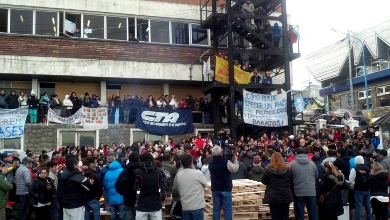 Los docentes de Ushuaia hicieron las asambleas en Casa de Gobierno.Foto: SUTEF provincial