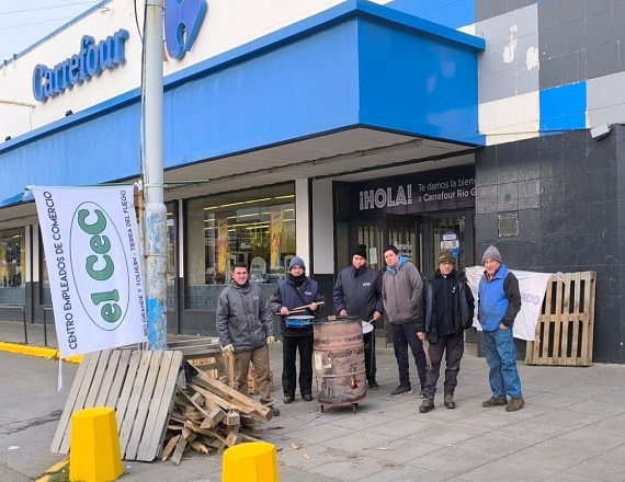 “Apenas iniciado el mes de julio sufrimos 9 despidos en La Anónima y dos en Carrefour, más algunos acuerdos por retiro, que se suman a los 78 despidos que ya contabilizamos”, detalló Daniel Rivarola.