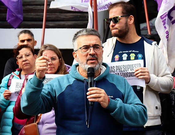 “Vamos a luchar por nuestros salarios, por inversión en la escuela pública, y obviamente que serán las asambleas de base las que vayan marcando cómo continuamos después del martes”, indicó Horacio Catena.