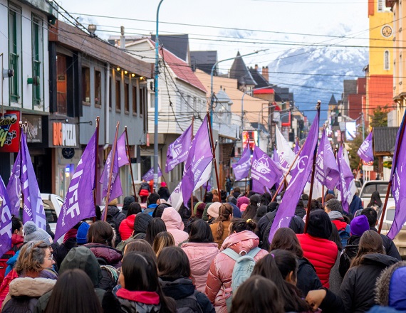 SUTEF reclama urgente convocatoria a paritarias y recomposición salarial. Inmediato tratamiento y sanción de la Ley de Financiamiento Integral del Sistema Educativo Provincial. Suspensión inmediata de implementación del SUNA.