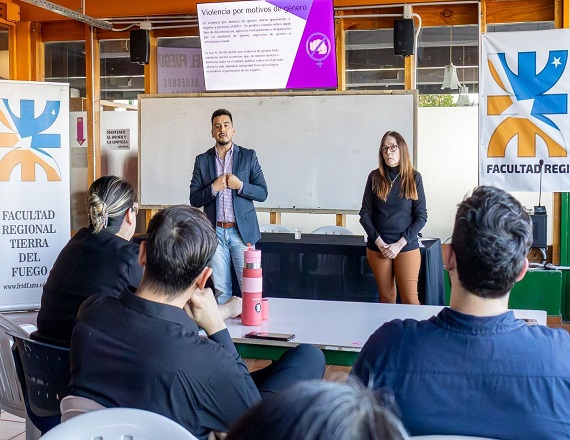 Este trabajo mancomunado entre la Facultad Regional Tierra del Fuego de la UTN y el Municipio, tuvo como principal objetivo otorgar herramientas de detección de desigualdades y violencias que se suscitan en entornos laborales.