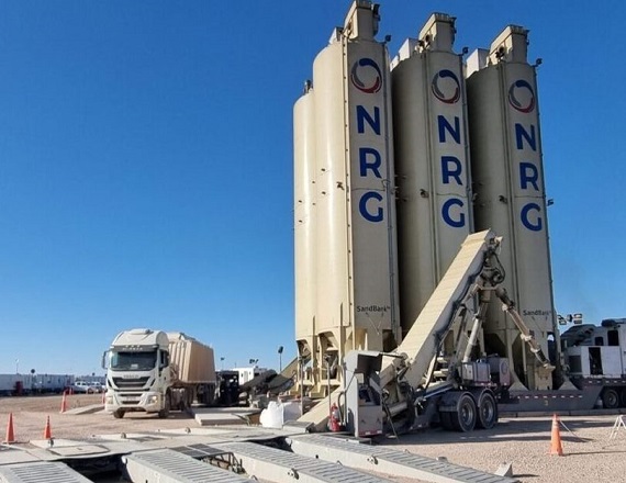 El origen del reclamo es la falta de pago de salarios, aguinaldos e indemnizaciones por parte de la empresa NRG. Para Camioneros, las petroleras son responsables solidarias, invocando el artículo 30 de la Ley de Contrato de Trabajo.