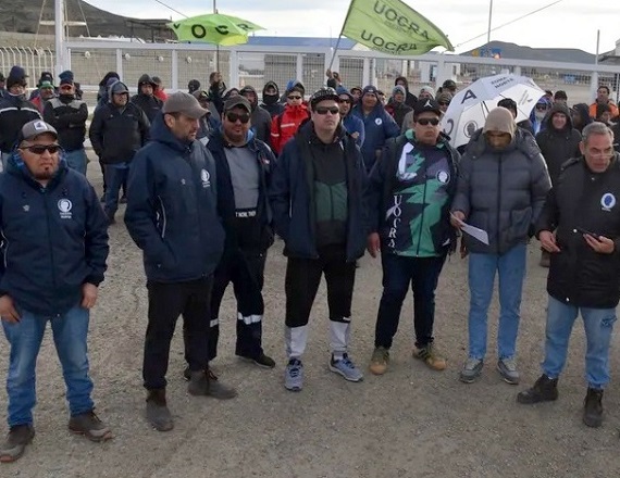 Este lunes comenzaron a incrementarse los piquetes de desocupados de la UOCRA que desde el pasado jueves venían bloqueando instalaciones de YPF y CGC en Cañadón Seco.