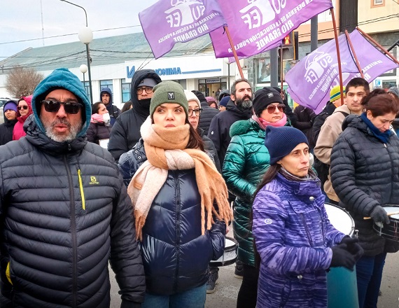 “Exigimos al Gobierno de la provincia que tome la decisión política e inmediata, que priorice a la clase trabajadora, disponiendo de los máximos esfuerzos y recursos para una recomposición salarial urgente”, resaltó el SUTEF.