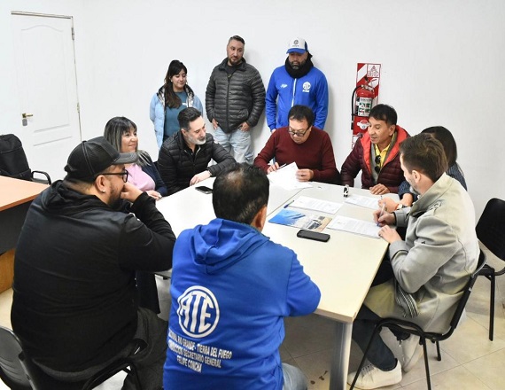 “Estamos hablando de un combo que va entre lo que es readecuación y apertura de categoría, incremento de la asignación de categoría, y modificación de la antigüedad”, comentó el Secretario de Finanzas de ATE, Carlos Margalot.