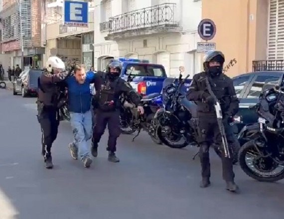 El titular de ATE Córdoba, Federico Giuliani, fue detenido junto a otras 14 personas en medio de un reclamo por alimentos en las puertas de la Secretaría de Políticas Sociales de la Municipalidad de Córdoba capital.