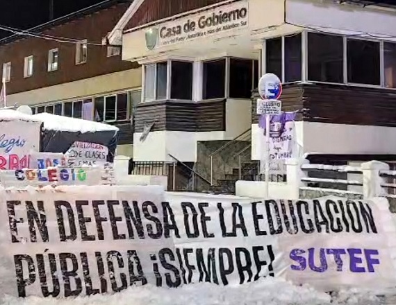 “Resulta inaceptable atribuir la crisis a la docencia cuando la realidad muestra que años de decisiones que priorizaron la rentabilidad empresarial sobre el bienestar de las mayorías son los verdaderos responsables”, remarcó el SUTEF.