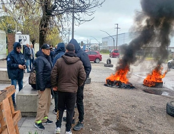 La totalidad de los trabajadores de la fábrica de porcelanatos ILVA recibió el telegrama de despido esta semana. Una empresa más que cierra en este contexto hostil, dejando argentinas y argentinos sin trabajo.