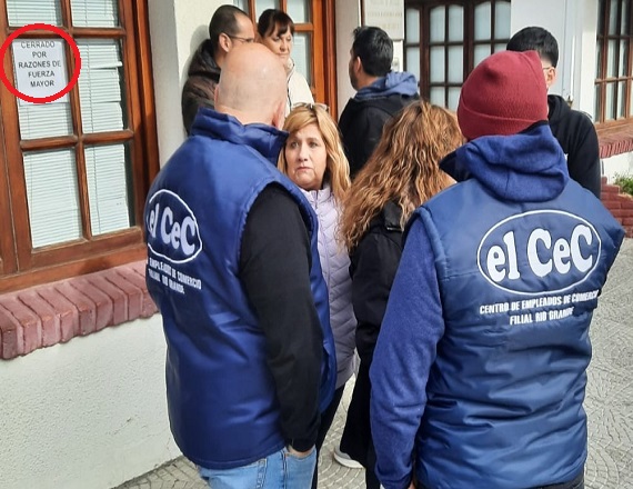 “Todo sigue igual que la semana pasada, los trabajadores sin cobrar, y cumpliendo horario sin atención al público”, señaló el Secretario General del Centro Empleados de Comercio de Río Grande y Tolhuin, Daniel Rivarola.