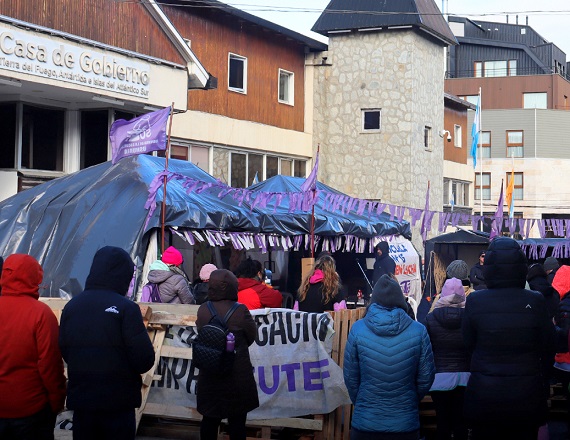 Este jueves 18 de septiembre los docentes concentrarán en cada uno de los lugares de acampe: Ushuaia: 11 horas; Tolhuin: 12 horas; Río Grande: 12 horas. El viernes se realizará la Marcha Educativa Provincial en la ciudad de Ushuaia.