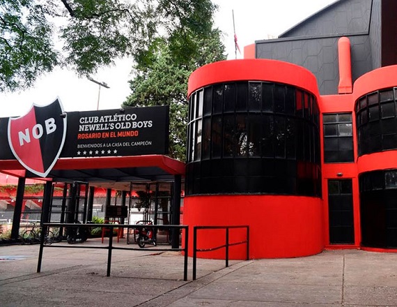 En total, son cerca de 200 trabajadores del Club Newell’s Old Boys de Rosario los que se encuentran con salarios adeudados, tanto del sector administrativo, maestranza y servicios.