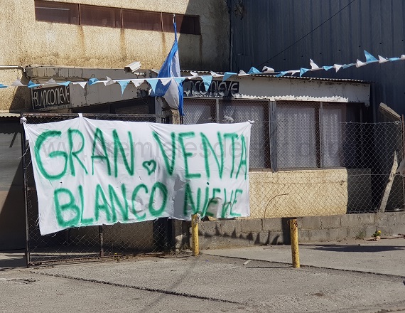 “Todo lo recaudado con las ventas, destinado a cubrir los sueldos, ha sido a pulmón y con el esfuerzo de los mismos trabajadores”, remarcó Marcela Cárdena, Delegada de los trabajadores de la textil Blanco Nieve.