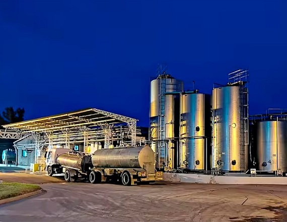 Varias industrias de referencia, como Verónica, La Suipachense, La Lácteo, y Sudamericana de Lácteos, atraviesan situaciones similares a la de Alimentos Refrigerados S.A. (ARSA).