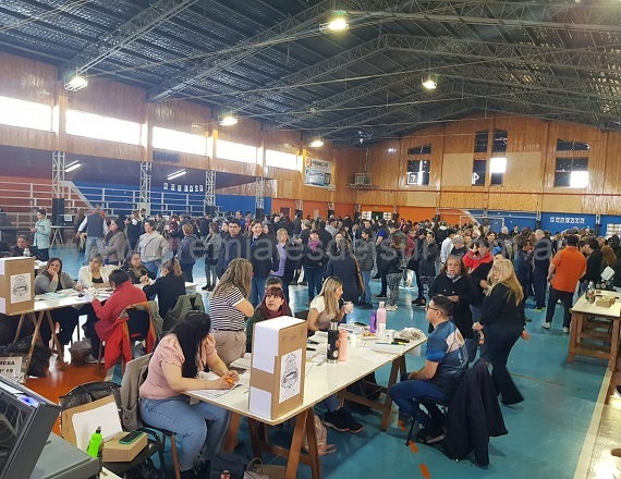 A diferencia de elecciones similares anteriores, en esta jornada se pudo observar un importante movimiento de electores en las primeras horas de la mañana. Se vota, por primera vez, con el sistema de Boleta Única Electrónica (BUE).