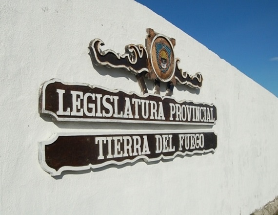 Lo cierto es que por diversos motivos, entre ellos las elecciones parlamentarias nacionales del 26 de octubre, la Legislatura de Tierra del Fuego lleva más de 5 meses sin realizar ningún tipo de sesión, ni ordinarias, ni extraordinarias.