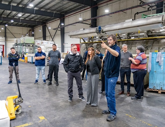 La visita reforzó el mensaje de la gestión provincial sobre la importancia de defender la industria fueguina y el trabajo de calidad, reconociendo a Australtex como un claro ejemplo de tenacidad y compromiso con la comunidad local.
