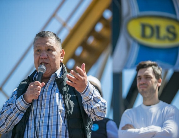 El principal punto de fricción es la venta del yacimiento Manantiales, el más productivo de la zona, por 500 millones de dólares que, según Ávila, “se van de la Cuenca sin dejar ninguna inversión a cambio, dejando a Comodoro desamparada”.