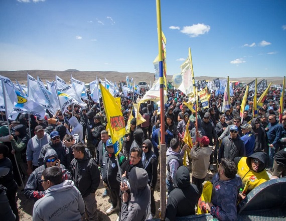 El sindicato organizó una movilización simbólica en vísperas del 13 de diciembre para defender la actividad Convencional y, especialmente, la No Convencional, centrando la atención en el segundo pozo de esas características de la operadora Pan Ameri