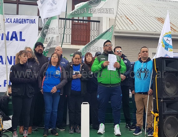 “No somos nosotros los que nos negamos a debatir el futuro del trabajo; es el Gobierno el que rehúye el consenso y pretende gobernar por decreto”, se remarcó en el documento leído en el acto en Río Grande.