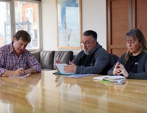 Ante la solicitud de la continuidad de las horas cátedra hasta la finalización del Ciclo Lectivo, el Gobernador se comprometió a rever la situación de las bajas, y aseguró que el proyecto de transformación no implicaría recortes.