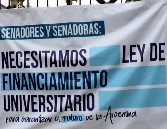 Los artículos refieren a la actualización y recomposición de los salarios de docentes y no docentes de Universidades Nacionales y del monto de Becas Estudiantiles.