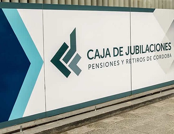 La demandante argumenta que la suba de aportes a los activos y las modificaciones en el aporte solidario implican una reducción indirecta de sus haberes, violando derechos adquiridos y la irreductibilidad de las jubilaciones.